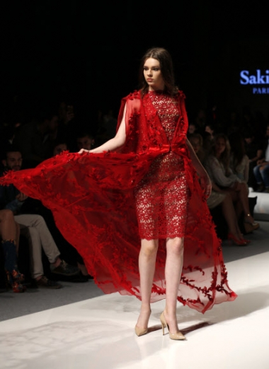 22일(현지시간) 레바논의 수도 베이루트에서 열린 ‘베이루트 패션 위크(Beirut Fashion Week)’중 모델이 프랑스 디자이너 사키나의 작품을 선보이고 있다.<br>AFP 연합뉴스
