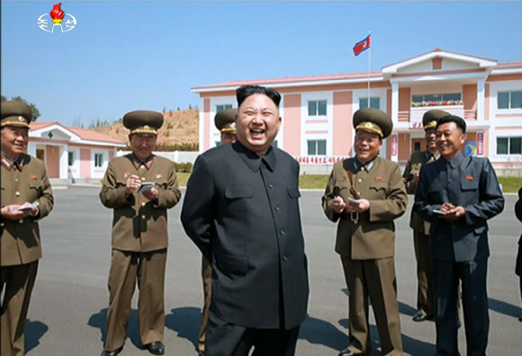 김정은 북한 노동당 위원장이 북한군 공군부대의 돼지공장을 시찰했다고 조선중앙TV가 23일 보도했다. 연합뉴스