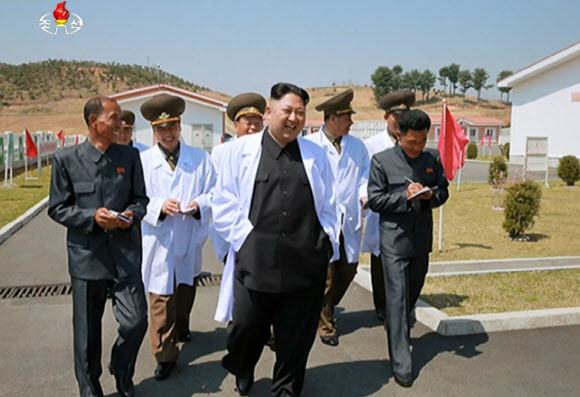 김정은 북한 노동당 위원장이 북한군 공군부대의 돼지공장을 시찰했다고 조선중앙TV가 23일 보도했다.  연합뉴스