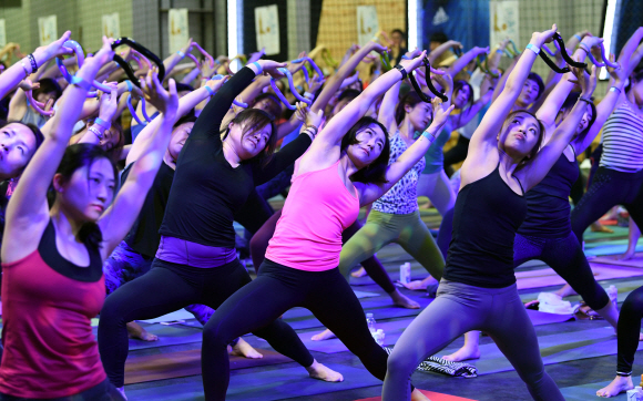 23일 서울 용산아이파크몰 실내풋살장에서 열린 요가쿨라 요가데이에서 전국 요가강사 200여 명이 요가동작을 하고 있다.  정연호 기자 tpgod@seoul.co.kr