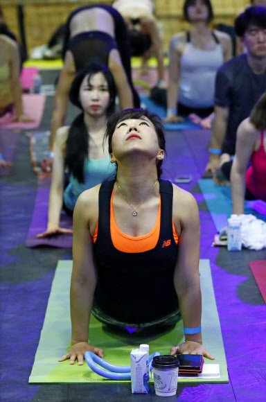 23일 오전 서울 용산아이파크몰 실내풋살장에서 열린 요가 쿨라 요가데이에서 전국 요가강사 200여 명이 요가동작을 하고 있다.  연합뉴스