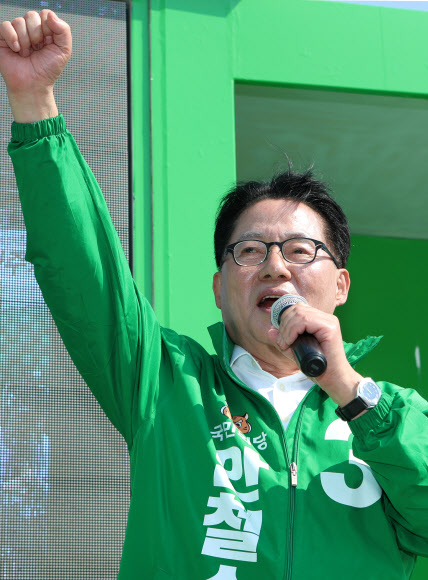 국민의당 박지원 대표가 23일 오후 전남 무안군 무안읍 버스터미널 앞에서 같은 당 안철수 대선 후보 지지를 호소하고 있다.  연합뉴스