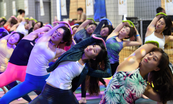 200명의 요가강사들의 요가수업