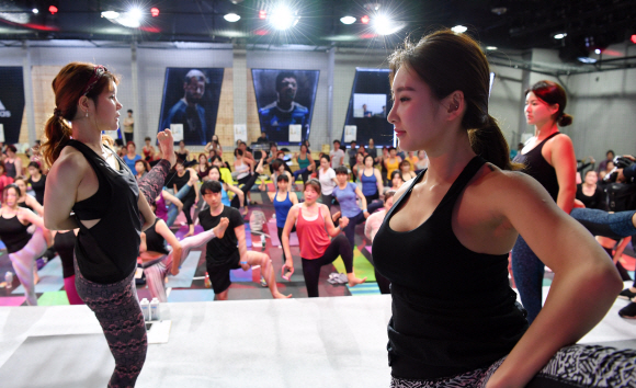 200명의 요가강사들의 요가수업