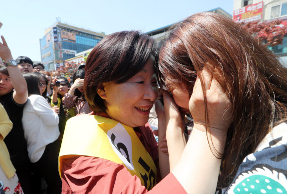 지지자 눈물 닦아주는 심상정 후보