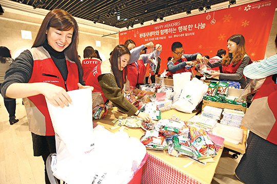 롯데시네마 임직원들이 어린이들에게 전달할 선물을 포장하고 있다.