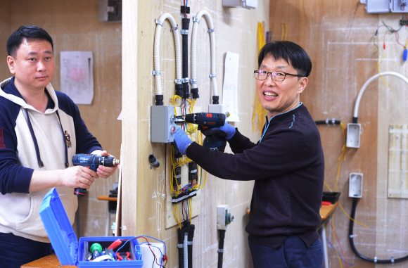 정기영(오른쪽)씨가 서울 이태원 정수캠퍼스에서 전기설비 과정을 이수하고 있다.