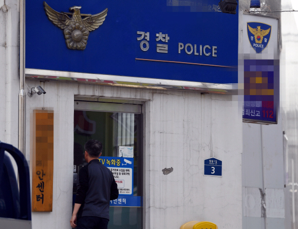 24일 서울의 한 치안센터를 찾은 민원인이 잠긴 문 앞에서 안을 들여다보고 있다. 박윤슬 기자 seul@seoul.co.kr