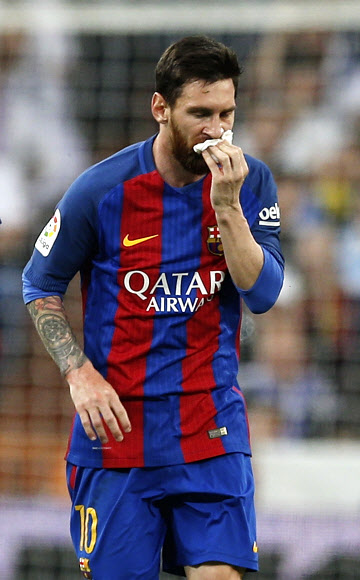 FC 바르셀로나의 리오넬 메시가 24일 스페인 마드리드의 에스타디오 산티아고 베르나베우에서 열린 스페인 프로축구 프리메라리가 레알 마드리드와의 ‘엘클라시코’에서 입안 출혈 부상으로 거즈를 물고 뛰고 있다. 바르셀로나 AP 특약