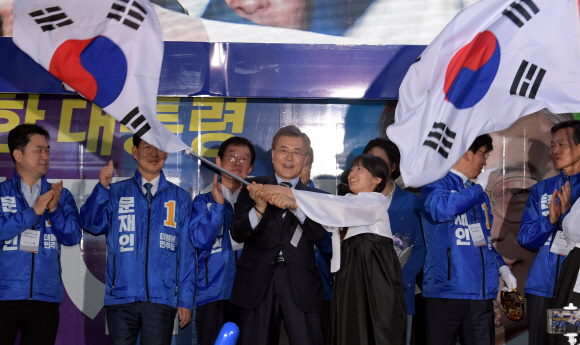 충남 천안 찾은 文 ‘태극기 휘날리며’ 