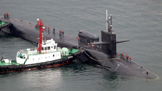 부산 온 핵 잠수함 미시간 ‘무력시위’