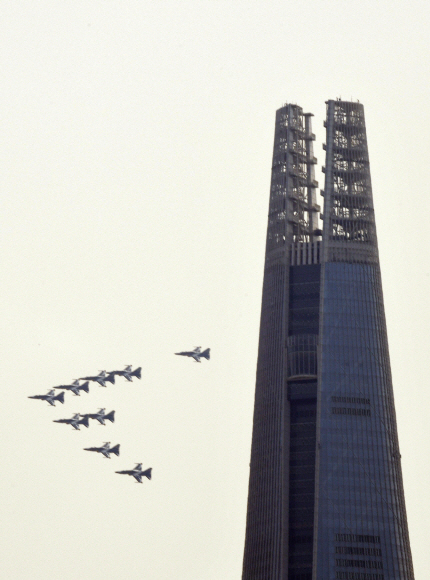 잠실 상공에 뜬 블랙이글스