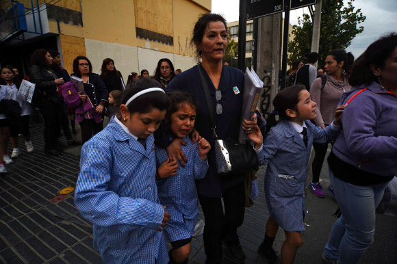 지진 소식에 황급히 대피하는 주민들