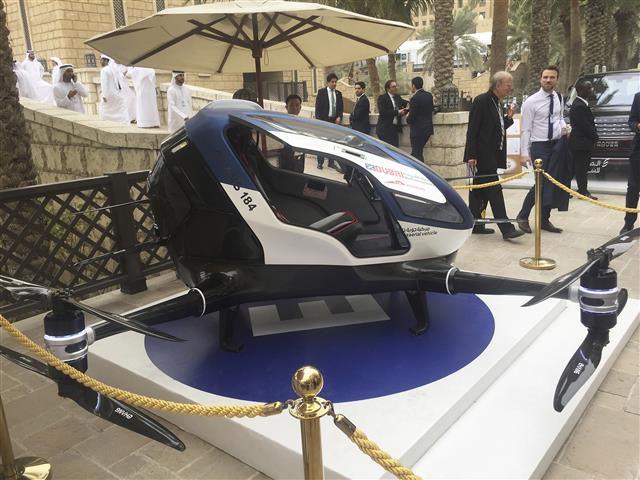 아랍에미리트(UAE) 두바이 도로교통청이 지난 2월 공개한 자율운행식 유인드론(AAV) ‘이항 184’. 두바이시는 오는 7월 이 드론의 시험비행을 실시할 계획이다. AP 연합뉴스