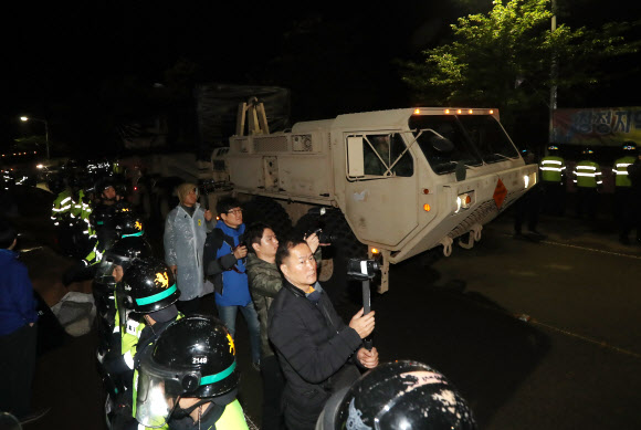 성주골프장으로 들어가는 사드 장비