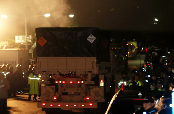 성주골프장으로 들어가는 사드 장비