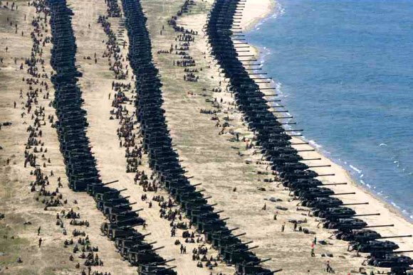 북한군은 지난 25일 김정은 북한 노동당 위원장이 참관한 가운데 창건 사상 최대 규모로 군종합동타격시위를 진행했다고 노동신문이 26일 보도했다. 사진은 군종합동타격시위에 참가한 화력부대들의 타격훈련 모습.  연합뉴스