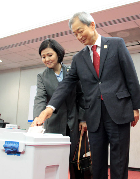 안호영 주미국 대사와 부인 이선화 씨가 25일(현지시간) 미국 버지니아주 비엔나 한미과학협력센터(KUSCO)에 마련된 재외국민 투표소에서 투표를 하고 있다. 연합뉴스