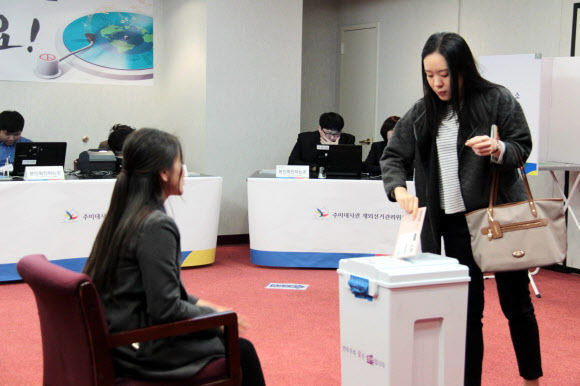 25일(현지시간) 미국 버지니아주 비엔나 한미과학협력센터(KUSCO)에 마련된 재외국민 투표소에서 한 재외국민 유권자가 투표를 하고 있다.  연합뉴스