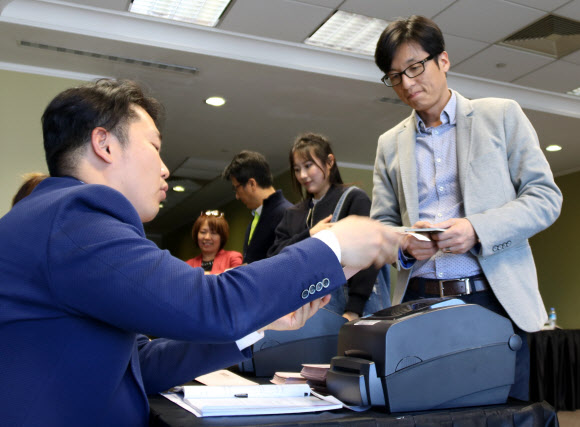 25일(현지시간) 주(駐)이스탄불 대한민국총영사관에 마련된 재외투표소에서 한인 유권자들이 투표소 운영요원으로부터 투표방법에 관해 안내를 받고 있다. 이스탄불 재외투표소는 이날부터 이달 30일까지, 매일 오전8시부터 오후 5시까지 운영된다.  연합뉴스