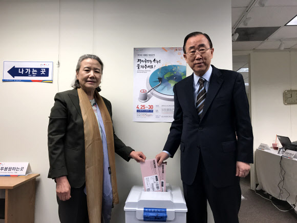 반기문 전 유엔 사무총장이 부인 유순택 여사와 함께 25일(현지시간) 미국 보스턴 인근 뉴턴에 마련된 제19대 대통령선거 재외국민 투표소를 찾아 투표를 하고 있다.  보스턴 총영사관 제공=연합뉴스