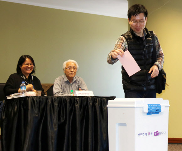 25일(현지시간) 주(駐)이스탄불 대한민국총영사관에 마련된 재외투표소에서 한인 유권자 추제용 씨가 투표하고 있다. 이스탄불 재외투표소는 이날부터 이달 30일까지, 매일 오전8시부터 오후 5시까지 운영된다.  연합뉴스