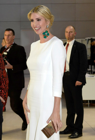 도널드 트럼프 미국 대통령의 장녀 이방카가 25일(현지시간) 독일 베를린의 주요 20개국(G20) 여성경제정상회의 공식 만찬에 참석하고 있다. EPA 연합뉴스