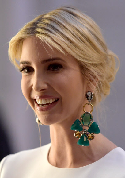 도널드 트럼프 미국 대통령의 장녀 이방카가 25일(현지시간) 독일 베를린의 주요 20개국(G20) 여성경제정상회의 공식 만찬에 참석하고 있다. EPA 연합뉴스