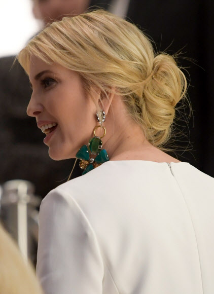 도널드 트럼프 미국 대통령의 장녀 이방카가 25일(현지시간) 독일 베를린의 주요 20개국(G20) 여성경제정상회의 공식 만찬에 참석하고 있다. EPA 연합뉴스