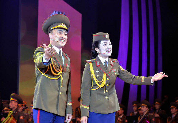 북한 인민군 창건 85주년 경축 조선인민군 협주단 음악무용종합공연이 지난 25일 4.25문화회관에서 열렸다고 조선중앙통신이 26일 보도했다.  연합뉴스
