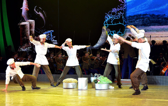 북한 인민군 창건 85주년 경축 조선인민군 협주단 음악무용종합공연이 지난 25일 4.25문화회관에서 열렸다고 조선중앙통신이 26일 보도했다.  연합뉴스