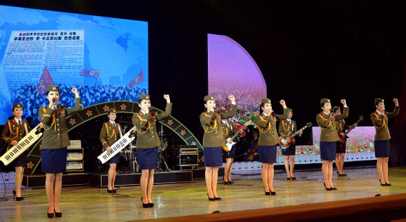 북한 인민군 창건 85주년 경축 조선인민군 협주단 음악무용종합공연이 지난 25일 4.25문화회관에서 열렸다고 조선중앙통신이 26일 보도했다.  연합뉴스