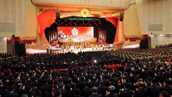 북한 인민군 창건 85주년 경축 조선인민군 협주단 음악무용종합공연이 지난 25일 4.25문화회관에서 열렸다고 조선중앙통신이 26일 보도했다.  연합뉴스
