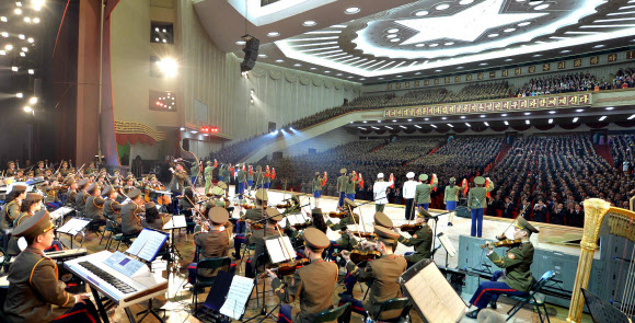 북한 인민군 창건 85주년 경축 조선인민군 협주단 음악무용종합공연이 지난 25일 4.25문화회관에서 열렸다고 조선중앙통신이 26일 보도했다.  연합뉴스