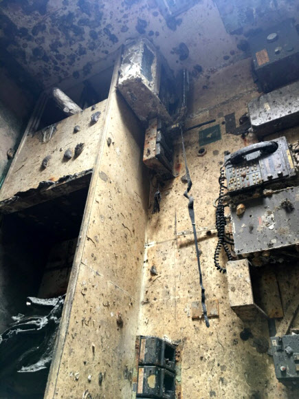 26일 오전 목포신항에 거치된 세월호에서 선체조사위원들이 선체 5층 조타실에 있는 침로기록장치(코스레코더)를 확보하기 위해 선내에 진입해 조사를 진행했다. 사진은 선조위가 공개한 조타실 내부 사진.  선체조사위원회 제공=연합뉴스