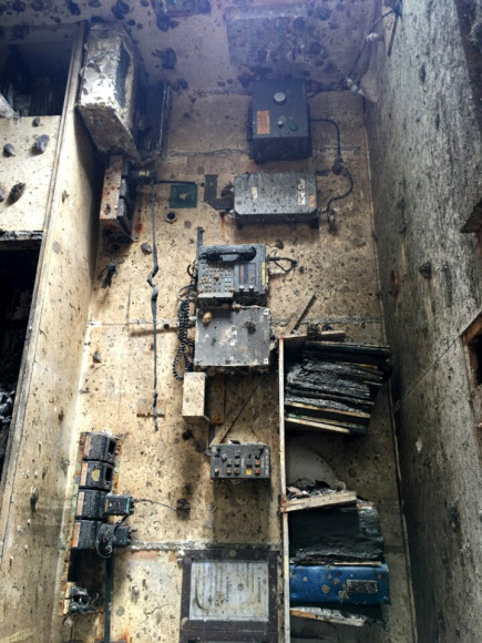 26일 오전 목포신항에 거치된 세월호에서 선체조사위원들이 선체 5층 조타실에 있는 침로기록장치(코스레코더)를 확보하기 위해 선내에 진입해 조사를 진행했다. 사진은 선조위가 공개한 조타실 내부 사진.  선체조사위원회 제공=연합뉴스