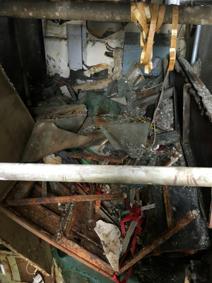 26일 오전 목포신항에 거치된 세월호에서 선체조사위원들이 선체 5층 조타실에 있는 침로기록장치(코스레코더)를 확보하기 위해 선내에 진입해 조사를 진행했다. 사진은 선조위가 공개한 조타실 내부 사진.  선체조사위원회 제공=연합뉴스