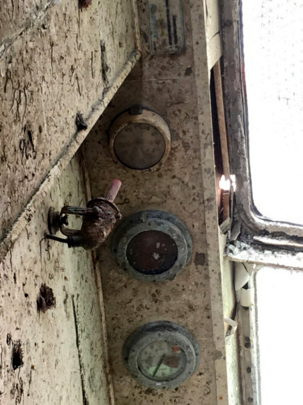 26일 오전 목포신항에 거치된 세월호에서 선체조사위원들이 선체 5층 조타실에 있는 침로기록장치(코스레코더)를 확보하기 위해 선내에 진입해 조사를 진행했다. 사진은 선조위가 공개한 조타실 내부 사진.  선체조사위원회 제공=연합뉴스