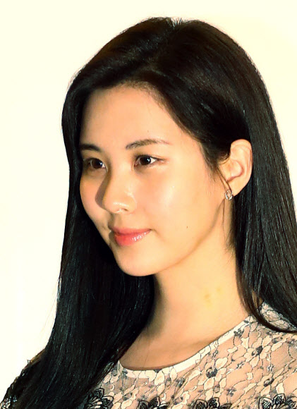 26일 오전 서울 중구 행복나래에서 열린 ’2017 행복 얼라이언스’ 협약식에서 홍보대사로 위촉된 소녀시대의 서현이 포즈를 취하고 있다.  연합뉴스