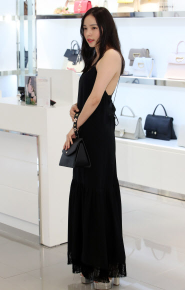 배우 민효린이 26일 오후 서울 소공동 롯데백화점 본점에서 열린 사만사 타바사 매장 방문 행사에서 포즈를 취하고 있다.  연합뉴스