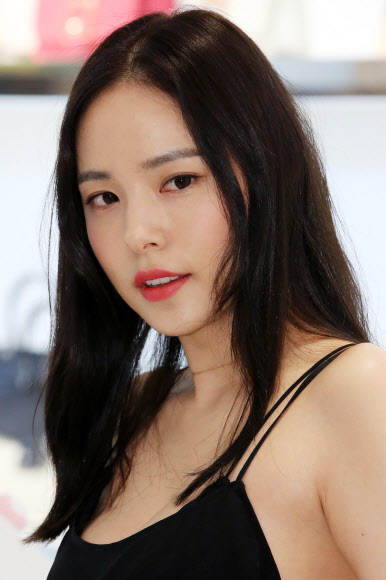 배우 민효린이 26일 오후 서울 소공동 롯데백화점 본점에서 열린 사만사 타바사 매장 방문 행사에서 포즈를 취하고 있다.  연합뉴스