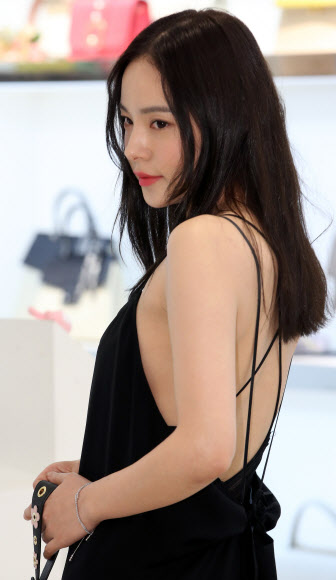 배우 민효린이 26일 오후 서울 소공동 롯데백화점 본점에서 열린 사만사 타바사 매장 방문 행사에서 포즈를 취하고 있다.  연합뉴스