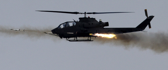26일 경기도 포천시 승진과학화훈련장에서 열린 2017년 통합화력 격멸훈련에서 AH-1S 코브라가 로켓을 발사하고 있다.  국회사진기자단