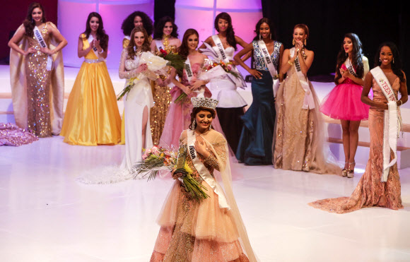 25(현지시간) 니카라과의 마나과에서 열린 ‘미스 틴 유니버스 선발대회(Miss Teen Universe)’에서 인도의 스리쉬티 카우르가 우승을 차지한 후 왕관을 쓰고 기뻐하고 있다. AFP 연합뉴스