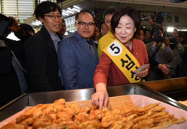 심상정 정의당 후보는 지난 25일 서울 마포구 망원시장에서 전을 시식하며 친숙한 이미지를 보였다. 연합뉴스