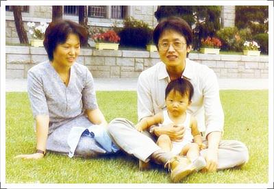홍준표(오른쪽) 자유한국당 후보가 부인 이순삼씨, 첫째 아들 정석(홍 후보 앞)씨와 함께 공원에서 소풍하고 있는 모습. 홍준표 후보실 제공