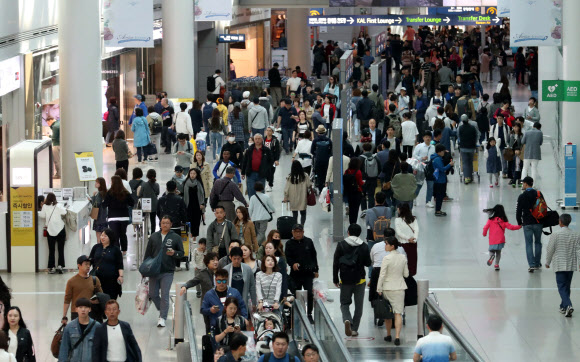 붐비는 인천공항 면세점 구역