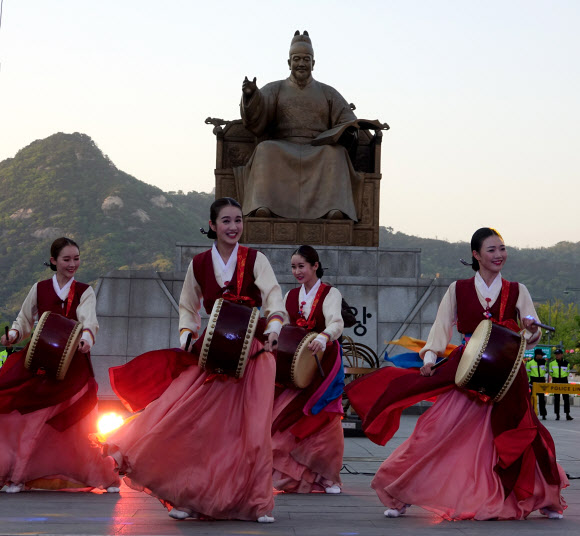 대왕님 앞 춤판