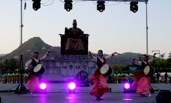 대왕님 앞 춤판