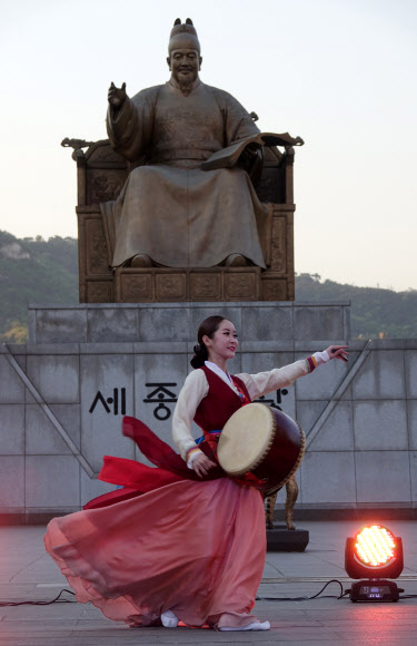 대왕님 앞 춤판